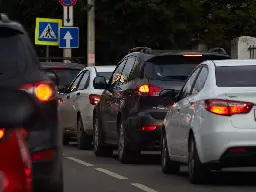 „Oprește motorul!” devine lege / Codul rutier va fi modificat astfel încât va fi interzisă staționarea cu motorul pornit, anunță organizațiile care susțin proiectul