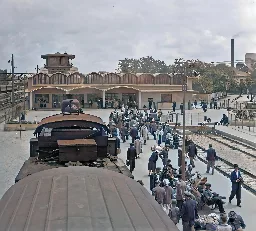 FOTO | Cu trenul tras de locomotiva cu aburi, până în Gara Basarab, în primul ei an de existență. Peronul e plin: domni eleganți, doamne cochete, chivuțe, militari și bunicuțe • Vechiul București