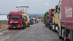 Reportaj | Giurgiulești, satul de la intersecția a trei state, s-a transformat într-o imensă parcare de camioane